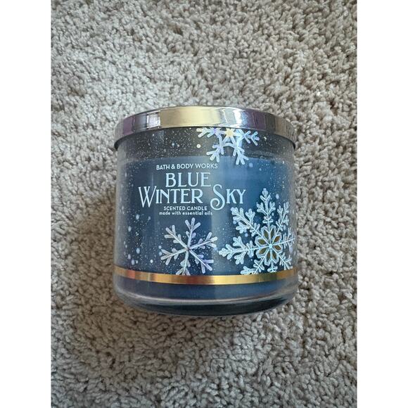 Bath and Body Works Blue Winter Sky Candle - Picture 1 of 3